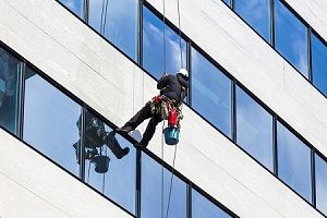 Quy trình lau dọn cửa kính nhà cao tầng – Vệ sinh công nghiệp tại Vinh